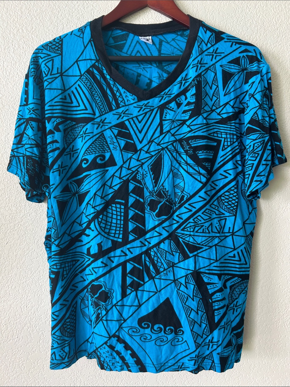 MISSING POLYNESIA Blue & Black Graphic V-Neck  Men’s Tee, Sz L